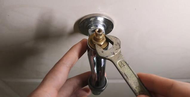 水龍頭滴水怎么處理？看步驟圖跟著老師傅一步步操作一下吧！