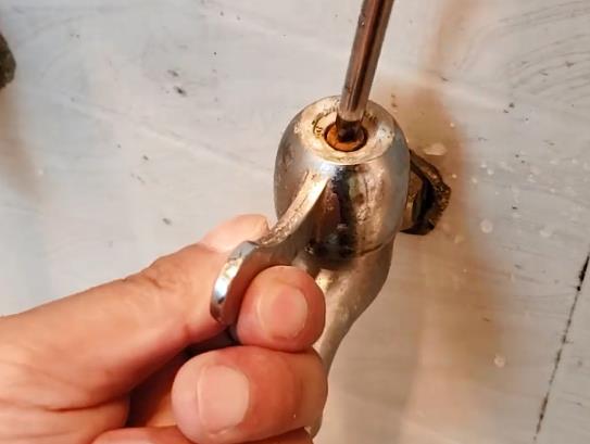 水龍頭滴水怎么修圖解！沒想到，2張圖2個步驟就搞定了！