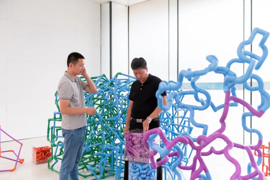 來(lái)雙奧館看龍勝管在“Colourful Cube”的藝術(shù)美學(xué)吧！