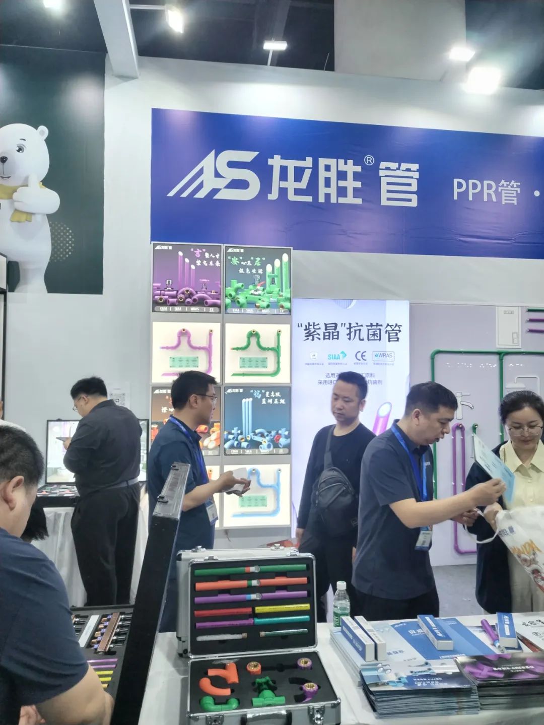 龍勝管2025成都建博會(huì)：用科技重塑健康，以藝術(shù)定義未來(lái)